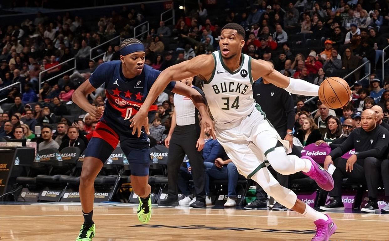 火箭三巨头联手，雄鹿得分突破，西蒙斯冲击季后赛！的简单介绍