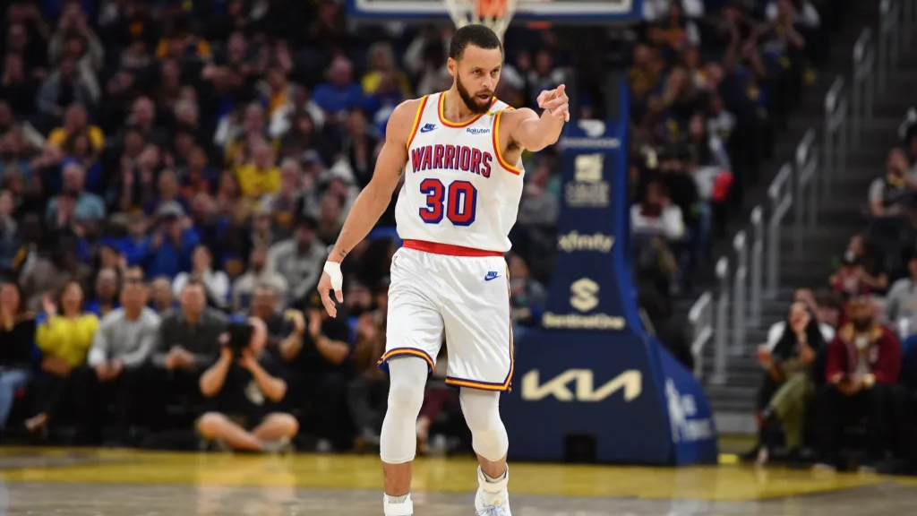 米切尔狂砍库里分，引发争议迎来新赛季高光！的简单介绍